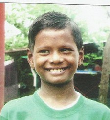 Dit is Asish Kisor, de zoon van een plaatselijke evangelist. Zijn moeder is huisvrouw. Hij is een erg verlegen jongen. Hij woont bij het project Thomas. Later wil hij piloot worden.